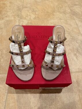 Valentino Garavani Leather Rockstud in Poudre size 36